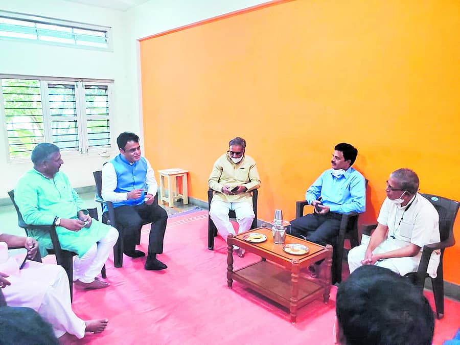 ಉಪಮುಖ್ಯಮಂತ್ರಿ ಡಾ.ಸಿ.ಎನ್. ಅಶ್ವತ್ಥನಾರಾಯಣ ಅವರು ಹುಬ್ಬಳ್ಳಿಯ ಆರ್ ಎಸ್ ಎಸ್ ಕೇಂದ್ರ ಕಚೇರಿ ಕೇಶವ ಕುಂಜಗೆ ಸೋಮವಾರ ಭೇಟಿ ನೀಡಿ ಸಂಘದ ಪ್ರಮುಖ ಶ್ರೀಧರ ನಾಡಿಗೇರ್‌ ಅವರೊಂದಿಗೆ ಮಾತುಕತೆ ನಡೆಸಿದರು. ವಿಧಾನ ಪರಿಷತ್ ಸಭಾಪತಿ ಬಸವರಾಜ‌ ಹೊರಟ್ಟಿ, ಶಾಸಕ ಅರವಿಂದ ಬೆಲ್ಲದ ಇದ್ದಾರೆ