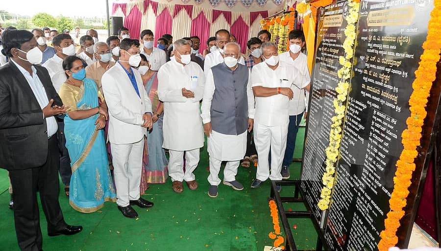 ದಾವಣಗೆರೆಯ ಗಾಜಿನಮನೆ ಆವರಣದಲ್ಲಿ ಸ್ಮಾರ್ಟ್ ಸಿಟಿ ಯೋಜನೆಯಡಿ ವಿವಿಧ ಕಾಮಗಾರಿಗಳಿಗೆ ಜಿಲ್ಲಾ ಉಸ್ತುವಾರಿ ಸಚಿವ ಬೈರತಿ ಬಸವರಾಜ ಅವರು ಭೂಮಿಪೂಜೆ ನೆರವೇರಿಸಿದರು. ಶಾಸಕ ಎಸ್.ಎ.ರವೀಂದ್ರನಾಥ್, ಸಂಸದ ಜಿ.ಎಂ. ಸಿದ್ದೇಶ್ವರ ಜಿಲ್ಲಾಧಿಕಾರಿ ಮಹಾಂತೇಶ್ ಬೀಳಗಿ ಇದ್ದರು– ಪ್ರಜಾವಾಣಿ ಚಿತ್ರ