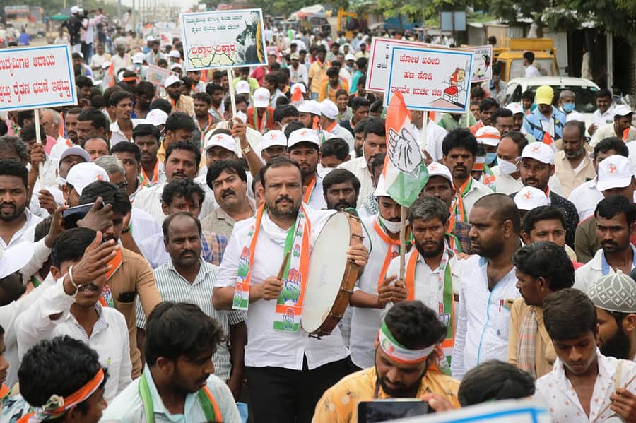 ಪೆಟ್ರೋಲ್ ಬೆಲೆ ಏರಿಕೆ ಖಂಡಿಸಿ ಸಿಂಧನೂರಿನಲ್ಲಿ ಕರ್ನಾಟಕ ಪ್ರದೇಶ ಯುವ ಕಾಂಗ್ರೆಸ್ ರಾಜ್ಯ ಘಟಕದ ಮಾಜಿ ಅಧ್ಯಕ್ಷ ಬಸನಗೌಡ ಬಾದರ್ಲಿ ನೇತೃತ್ವದಲ್ಲಿ ಬೃಹತ್ ಪ್ರತಿಭಟನಾ ಮೆರವಣಿಗೆ ನಡೆಸಲಾಯಿತು