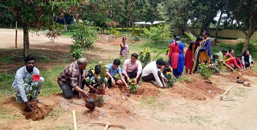 ಕೋಲಾರ ತಾಲ್ಲೂಕಿನ ಮುದುವಾಡಿ ಸರ್ಕಾರಿ ಪ್ರೌಢ ಶಾಲೆಯ ಎಸ್ಸೆಸ್ಸೆಲ್ಸಿ ವಿದ್ಯಾರ್ಥಿಗಳು ತಮ್ಮ ನೆನಪಿಗಾಗಿ ಶಾಲೆ ಆವರಣದಲ್ಲಿ ಬುಧವಾರ ಹಣ್ಣಿನ ಗಿಡಗಳನ್ನು ನೆಟ್ಟರು