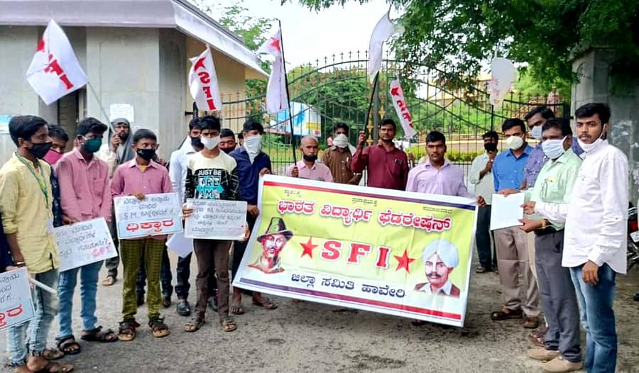 ಎಸ್ಸೆಸ್ಸೆಲ್ಸಿ ಪರೀಕ್ಷೆಯ ಪ್ರವೇಶ ಪತ್ರ ಸಿಗದೆ ಕಂಗಾಲಾಗಿರುವ 30 ವಿದ್ಯಾರ್ಥಿಗಳಿಗೆ ನ್ಯಾಯ ಒದಗಿಸಬೇಕು ಎಂದು ಆಗ್ರಹಿಸಿ ಎಸ್‌ಎಫ್‌ಐ ಕಾರ್ಯಕರ್ತರು ಹಾವೇರಿ ಜಿಲ್ಲಾಡಳಿತ ಭವನದ ಮುಂಭಾಗ ಬುಧವಾರ ಪ್ರತಿಭಟನೆ ನಡೆಸಿ, ಶಿಕ್ಷಣ ಇಲಾಖೆ ಅಧಿಕಾರಿಗಳಿಗೆ ಮನವಿ ಪತ್ರ ಸಲ್ಲಿಸಿದರು