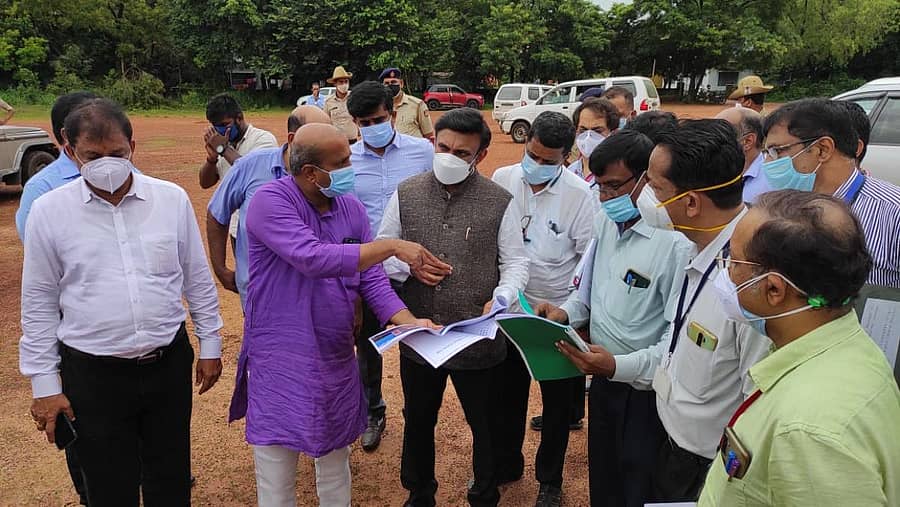 ಬುಧವಾರ ಅಜ್ಜರಕಾಡು ಜಿಲ್ಲಾ ಆಸ್ಪತ್ರೆಯ ಆವರಣದಲ್ಲಿ ನೂತನ ಆಸ್ಪತ್ರೆಯ ಕಟ್ಟಡ ನಿರ್ಮಾಣ ಸ್ಥಳಕ್ಕೆ ಆರೋಗ್ಯ ಸಚಿವ ಕೆ.ಸುಧಾಕರ್ ಭೇಟಿನೀಡಿ ಪರಿಶೀಲಿಸಿದರು.