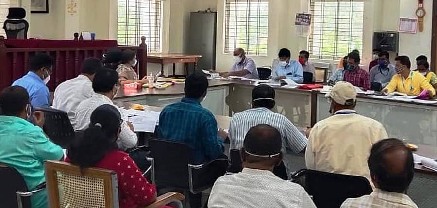 ಪೌರಾಡಳಿತ ನಿರ್ದೇಶನಾಲಯದ ನಿರ್ದೇಶಕಿ ಬಿ.ಬಿ.ಕಾವೇರಿ ಕೋಲಾರದಲ್ಲಿ ಮಂಗಳವಾರ ನಗರಸಭೆ ಹಾಗೂ ಪುರಸಭೆಗಳ ಪ್ರಗತಿ ಪರಿಶೀಲನಾ ಸಭೆ ನಡೆಸಿದರು