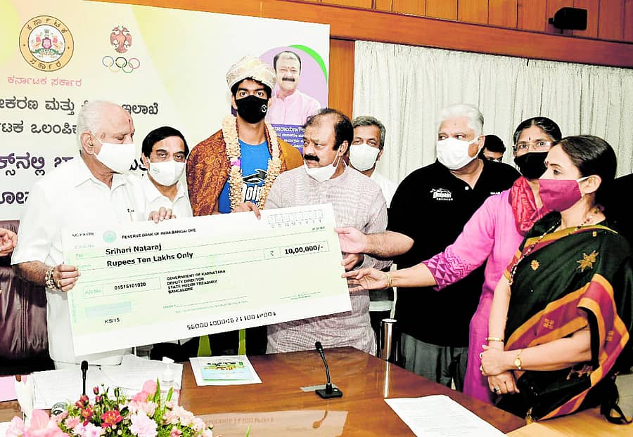 ಟೋಕಿಯೊ ಒಲಿಂಪಿಕ್ಸ್ನಲ್ಲಿ ಭಾರತವನ್ನು ಪ್ರತಿನಿಧಿಸಲಿರುವ ರಾಜ್ಯದ ಈಜುಪಟು ಶ್ರೀಹರಿ ನಟರಾಜ್ ಅವರಿಗೆ ಮುಖ್ಯಮಂತ್ರಿ ಬಿ.ಎಸ್. ಯಡಿಯೂರಪ್ಪ ಅವರು ಬುಧವಾರ ₹ 10 ಲಕ್ಷ ಮೊತ್ತದ ಚೆಕ್ ವಿತರಿಸಿದರು. ವಿಧಾನ ಪರಿಷತ್ ಸದಸ್ಯ ಕೆ. ಗೋವಿಂದ ರಾಜು, ಕ್ರೀಡಾ ಸಚಿವ ಕೆ.ಸಿ. ನಾರಾಯಣ ಗೌಡ, ಇಲಾಖೆಯ ಹೆಚ್ಚುವರಿ ಮುಖ್ಯ ಕಾರ್ಯದರ್ಶಿ ಡಾ.ಶಾಲಿನಿ ರಜನೀಶ್ ಇದ್ದರು