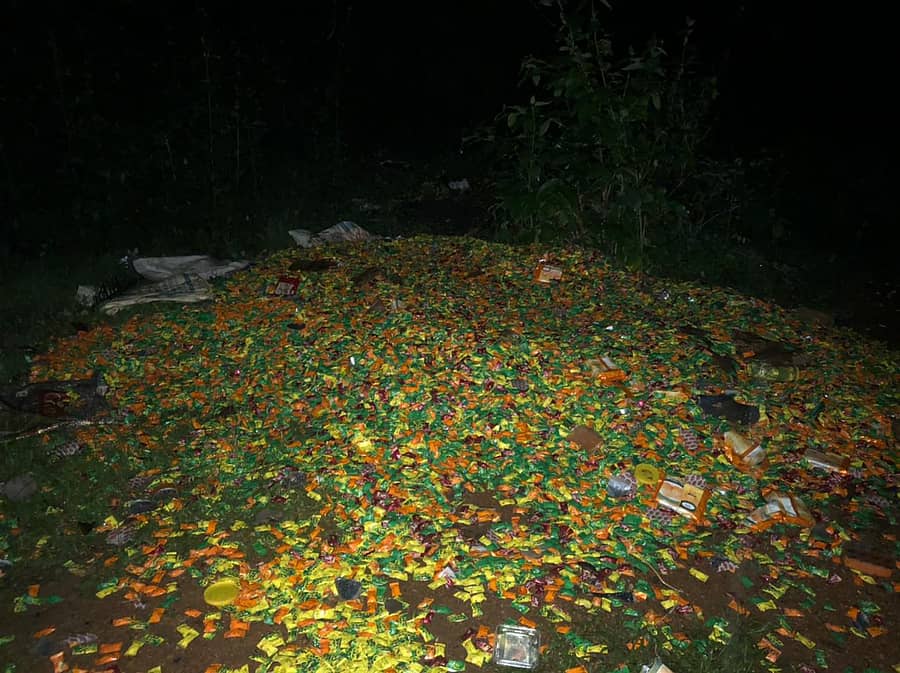 ಹೂಡ್ಲಮನೆ ಕ್ರಾಸ್ ಸಮೀಪ ಪತ್ತೆಯಾದ ಅವಧಿ ಮೀರಿದ ನಾಲ್ಕು ಕ್ವಿಂಟಲ್ಗೂ ಹೆಚ್ಚಿನ ಚಾಕ್ಲೆಟ್ ರಾಶಿ