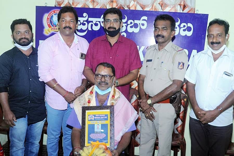 ಪತ್ರಿಕಾ ದಿನಾಚರಣೆಯಲ್ಲಿ ಹಿರಿಯ ಪತ್ರಿಕಾ ವಿತರಕ ಬಾಲಕೃಷ್ಣ ರೈ ಅವರನ್ನು ಸನ್ಮಾನಿಸಲಾಯಿತು.