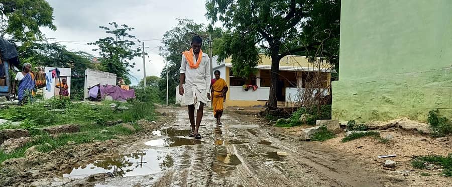 ಸೈದಾಪುರ ಸಮೀಪದ ನೀಲಹಳ್ಳಿ ಗ್ರಾಮದ ರಸ್ತೆಯಲ್ಲಿ ಚರಂಡಿ ನೀರು ಹರಿದಿದ್ದು, ಅದರಲ್ಲಿಯೇ ಜನರು ಸಂಚರಿಸುತ್ತಿರುವುದು