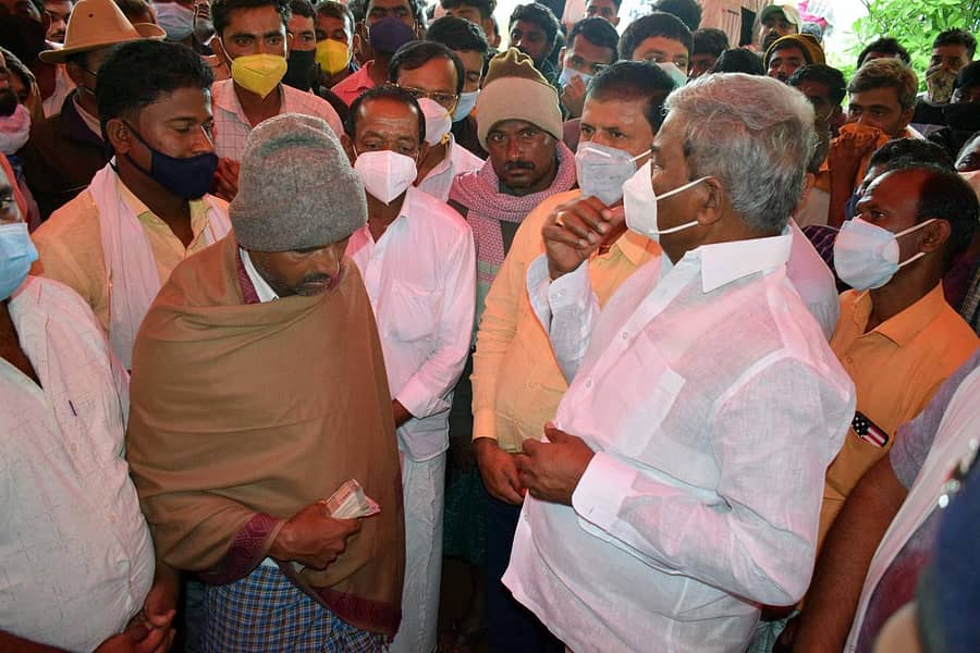 ಭರಮಸಾಗರ ಸಮೀಪದ ಇಸಾಮುದ್ರ ಗೊಲ್ಲರಹಟ್ಟಿಗೆ ಹೊಂದಿಕೊಂಡ ಲಂಬಾಣಿಹಟ್ಟಿಗೆ ಬುಧವಾರ ಭೇಟಿ ನೀಡಿದ ಶಾಸಕ ಎಂ. ಚಂದ್ರಪ್ಪ ಅವರು ಮೃತರ ಅಂತಿಮ ದರ್ಶನ ಪಡೆದು ಕುಟುಂಬಕ್ಕೆ ಆರ್ಥಿಕ ನೆರವು ನೀಡಿದರು.