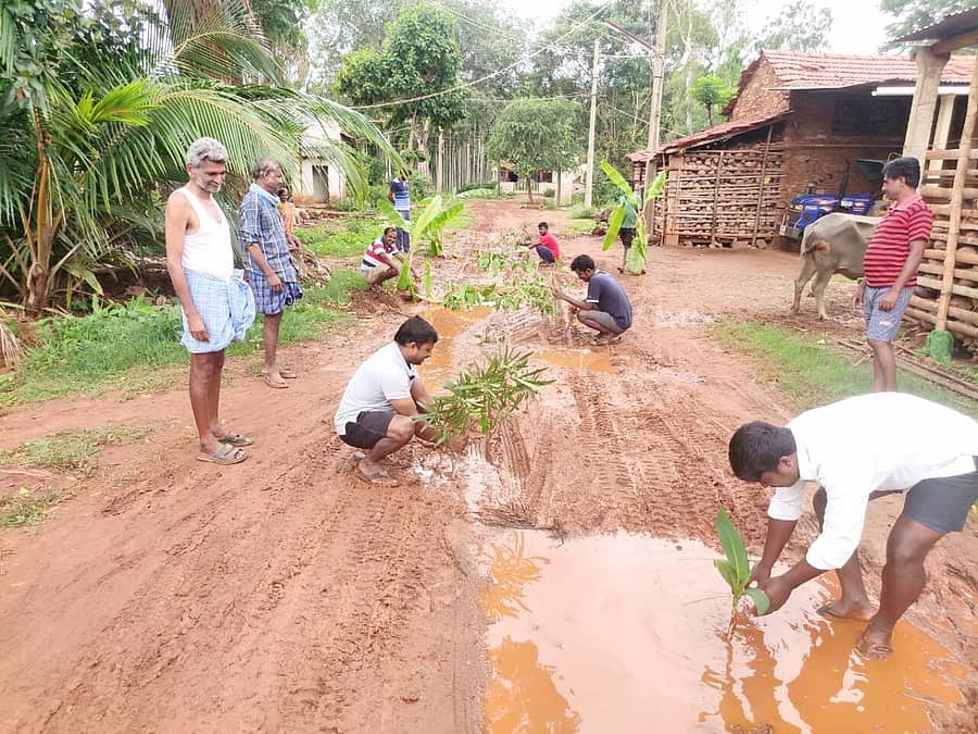 ರಸ್ತೆ ನಡುವೆ ಗಿಡ ನೆಟ್ಟು ಪ್ರತಿಭಟಿಸಿದ ಗ್ರಾಮಸ್ಥರು