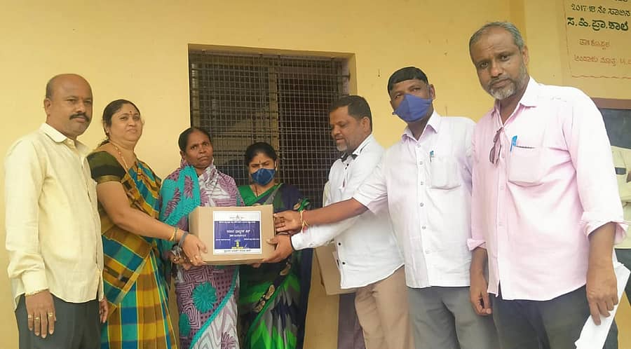 ಕೊಪ್ಪಳದ ಬಹಾರ್ ಪೇಟೆ ಶಾಲೆಯಲ್ಲಿ ಕಟ್ಟಡ ಕಾರ್ಮಿಕರಿಗೆ ಕಿಟ್ಗಳನ್ನು ನಗರಸಭೆ ಅಧ್ಯಕ್ಷೆ ಲತಾ ಗವಿಸಿದ್ಧಪ್ಪ ಚಿನ್ನೂರು ವಿತರಿಸಿದರು. ಎಸ್.ಎ.ಗಫಾರ್, ರಮೇಶ ಚಿಕೇನಕೊಪ್ಪ, ಆದಿಲ್ ಪಟೇಲ್ ಇದ್ದರು