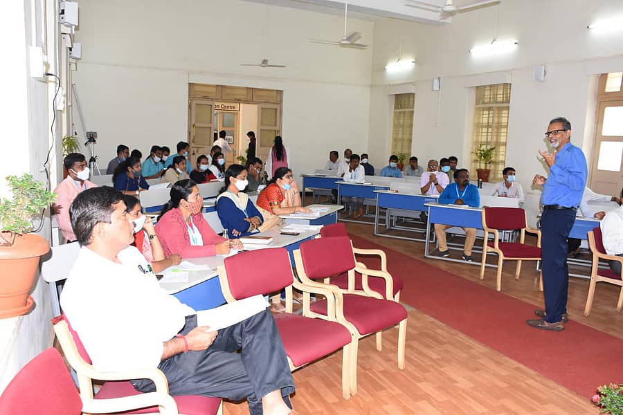 ಶೈಕ್ಷಣಿಕ ಸಲಹೆಗಾರ ಡಾ. ರಾಜೇಂದ್ರ ಕುಮಾರ್ ಜೋಶಿ ಅವರು ವಿಶ್ವವಿದ್ಯಾಲಯದ ಬೋಧಕ ವರ್ಗದವರೊಂದಿಗೆ ಸಂವಾದ ನಡೆಸಿದರು