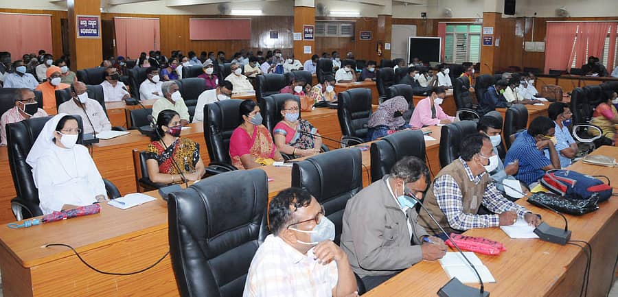 ತುಮಕೂರಿನಲ್ಲಿ ನಡೆದ ಸಭೆಯಲ್ಲಿ ಭಾಗವಹಿಸಿದ್ದ ಪ್ರೌಢಶಾಲೆ ಮುಖ್ಯ ಶಿಕ್ಷಕರು