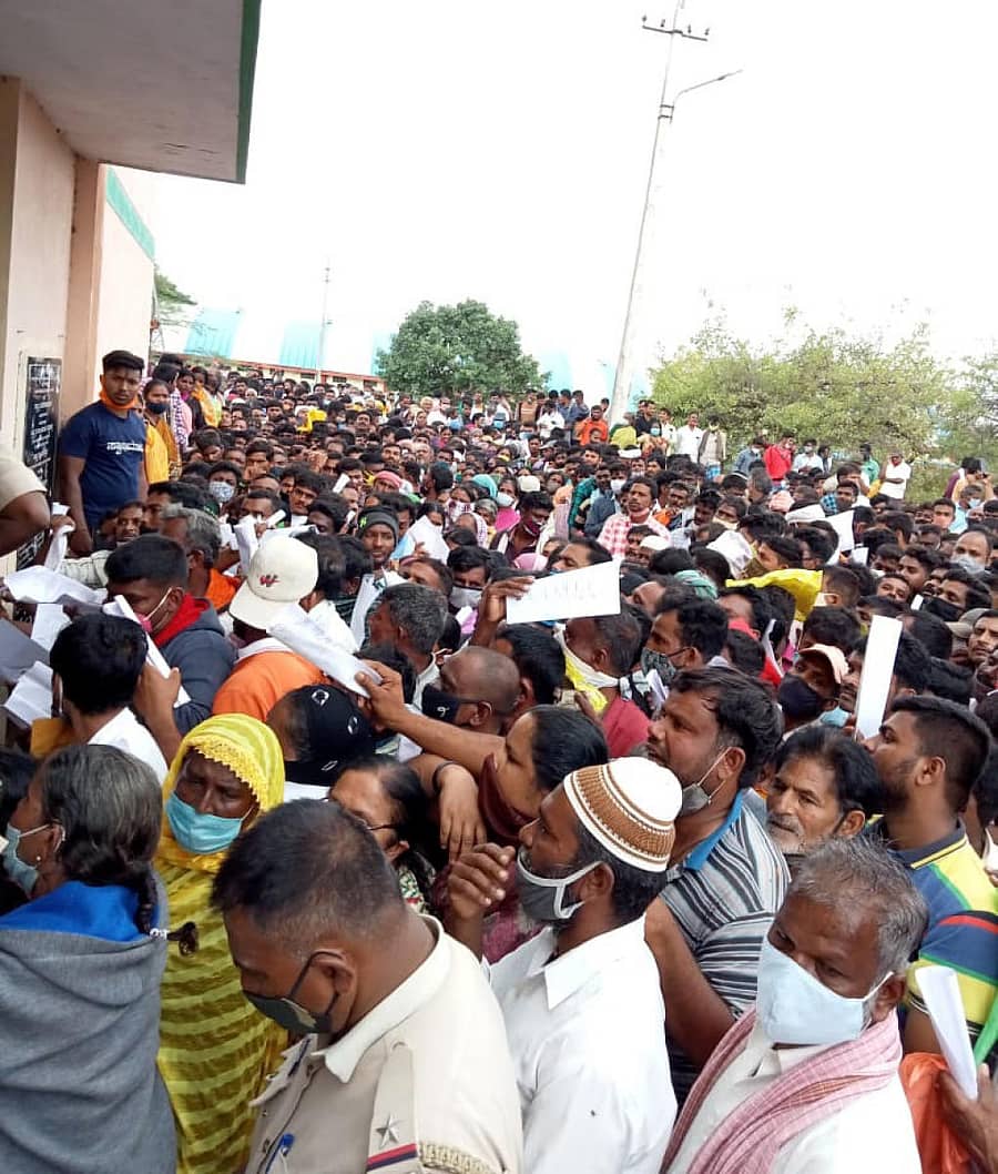 ಹರಿಹರದ ಎಪಿಎಂಸಿ ಆವರಣದಲ್ಲಿ ಬುಧವಾರ ಕಿಟ್ ಪಡೆಯಲು ಮುಗ್ಗಿ ಬಿದ್ದಿರುವ ಕಟ್ಟಡ ಕಾರ್ಮಿಕರು