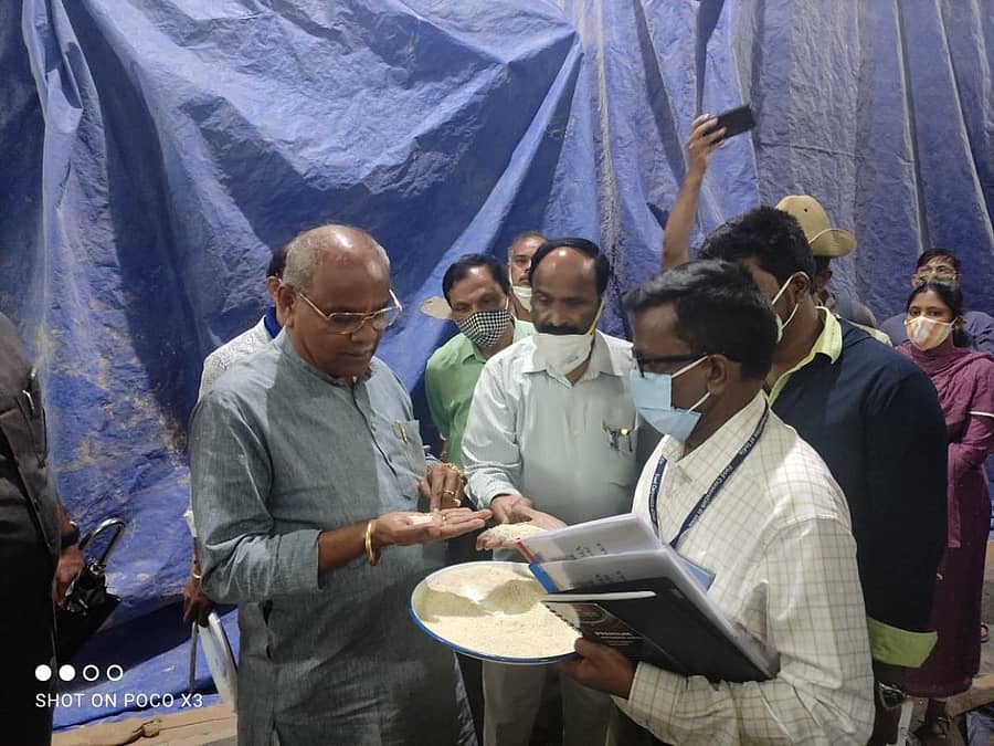 ಬೆಂಗಳೂರಿನ ವೈಟ್ ಫೀಲ್ಡ್ನಲ್ಲಿರುವ ಭಾರತೀಯ ಆಹಾರ ನಿಗಮದ ಮುಖ್ಯ ಸಂಗ್ರಹಣಾಗಾರಕ್ಕೆ ಬುಧವಾರ ಭೇಟಿನೀಡಿದ ಆಹಾರ ಮತ್ತು ನಾಗರಿಕ ಪೂರೈಕೆ ಸಚಿವ ಉಮೇಶ್ ಕತ್ತಿ, ದಾಸ್ತಾನು ಮಾಡಲಾಗಿದ್ದ ಅಕ್ಕಿಯ ಗುಣಮಟ್ಟ ಪರಿಶೀಲಿಸಿದರು