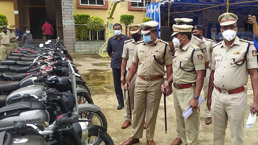 ಆನೇಕಲ್ ತಾಲ್ಲೂಕಿನ ಹೆಬ್ಬಗೋಡಿಯಲ್ಲಿ ವಿವಿಧ ಪ್ರಕರಣಗಳಲ್ಲಿ ವಶಪಡಿಸಿಕೊಳ್ಳಲಾದ ದ್ವಿಚಕ್ರವಾಹನಗಳನ್ನು ಐಜಿಪಿ ಎಂ. ಚಂದ್ರಶೇಖರ್ ಪರಿಶೀಲಿಸಿದರು. ಎಸ್ಪಿ ಡಾ.ಕೆ. ವಂಶಿಕೃಷ್ಣ, ಎಎಸ್ಪಿ ಲಕ್ಷ್ಮೀಗಣೇಶ್, ಡಿವೈಎಸ್ಪಿ ಡಾ.ಎಚ್.ಎಂ. ಮಹದೇವಪ್ಪ ಹಾಜರಿದ್ದರು