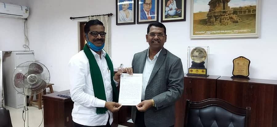 ಗುಲಬರ್ಗಾ ವಿ.ವಿ.ಯ ಅಕಾಡೆಮಿಕ ಕೌನ್ಸಿಲ್ ಸದಸ್ಯ ರಮೇಶ ಧುತ್ತರಗಿ ಅವರು ಚಿಂಚೋಳಿಯಲ್ಲಿ ಸ್ನಾತಕೋತ್ತರ ಅಧ್ಯಯನ ಕೇಂದ್ರ ತೆರೆಯಲು ಕುಲಪತಿ ಪ್ರೊ. ದಯಾನಂದ ಅಗಸರ ಅವರಿಗೆ ಇತ್ತೀಚೆಗೆ ಮನವಿ ಸಲ್ಲಿಸಿದ್ದರು