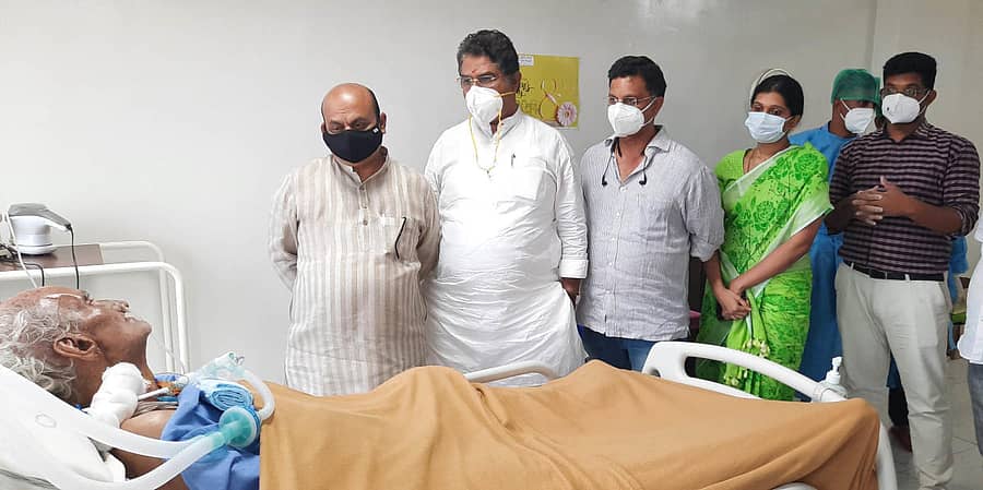 ಗೃಹಸಚಿವ ಬಸವರಾಜ ಬೊಮ್ಮಾಯಿ, ಕಂದಾಯ ಸಚಿವ ಆರ್.ಅಶೋಕ್ ಅವರು ಮಾಜಿ ಸಂಸದ ಜಿ.ಮಾದೇಗೌಡ ಅವರ ಆರೋಗ್ಯ ವಿಚಾರಿಸಿದರು