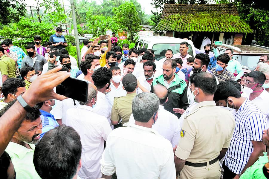 ಕಾವಳಮೂಡೂರು ಗ್ರಾಮ ಪಂಚಾಯಿತಿ ಆವರಣದಲ್ಲಿ ಬಿಜೆಪಿ– ಕಾಂಗ್ರೆಸ್ ಕಾರ್ಯಕರ್ತರ ನಡುವೆ ವಾಗ್ವಾದ ನಡೆಯಿತು.