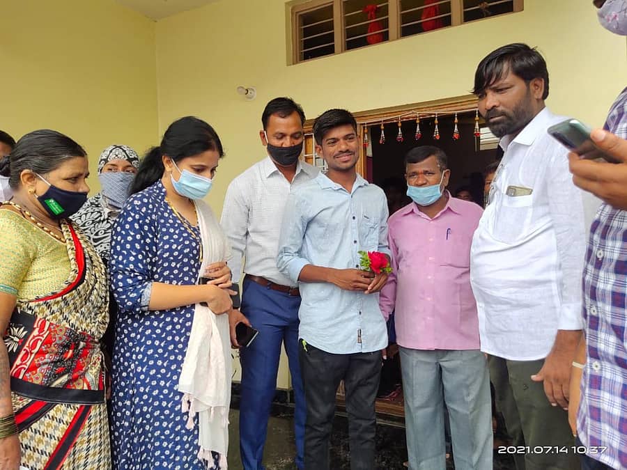 ಯಾದಗಿರಿಯ ವಾರ್ಡ್ ನಂಬರ್ 17ರಲ್ಲಿ ಹೂಗುಚ್ಛ ನೀಡಿ ಲಸಿಕೆ ಹಾಕಿಸಿಕೊಳ್ಳಲು ಜಾಗೃತಿ ಮೂಡಿಸಲಾಯಿತು. ಪೌರಾಯುಕ್ತ ಬಿ.ಟಿ.ನಾಯಕ್, ಡಾ.ವಿನಿತಾ, ವಾರ್ಡ್ ಸದಸ್ಯ ಮಂಜುನಾಥ್ ಇದ್ದರು