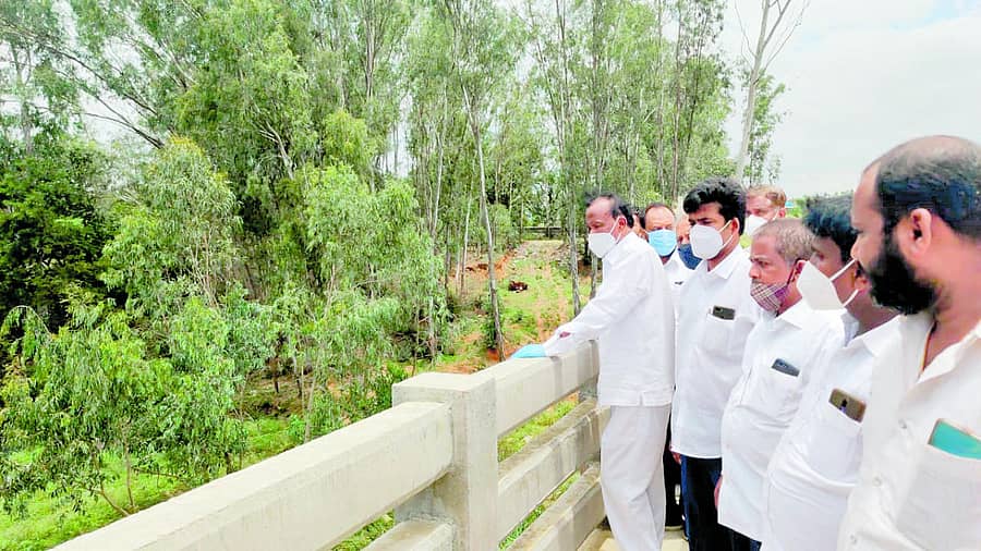 ಹೊಸಕೋಟೆ ತಾಲ್ಲೂಕಿನ ಹಾರೋಹಳ್ಳಿಯಲ್ಲಿ ನಿರ್ಮಾಣವಾಗುತ್ತಿರುವ ಮೇಲುಸೇತುವೆ ಕಾಮಗಾರಿಯನ್ನು ಸಚಿವ ಎಂ.ಟಿ.ಬಿ ನಾಗರಾಜ್ ವೀಕ್ಷಿಸಿದರು