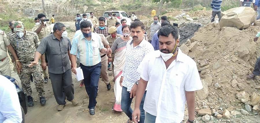 ಸಂಸದೆ ಸುಮಲತಾ ಬೇಬಿಬೆಟ್ಟ ಗಣಿ ಪ್ರದೇಶಕ್ಕೆ ಭೇಟಿ ನೀಡಿ ಪರಿಶೀಲಿಸಿದರು