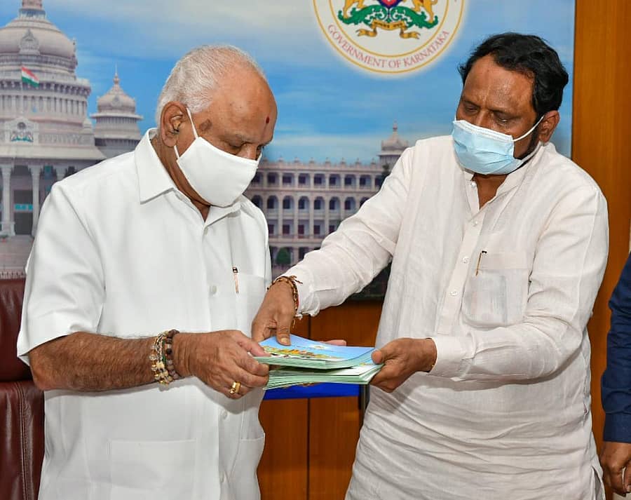 ಮುಖ್ಯಮಂತ್ರಿಯವರ ಗೃಹ ಕಚೇರಿ ಕೃಷ್ಣಾದಲ್ಲಿ ಬುಧವಾರ ನಡೆದ ಕಾರ್ಯಕ್ರಮದಲ್ಲಿ ಮುಖ್ಯಮಂತ್ರಿ ಬಿ.ಎಸ್. ಯಡಿಯೂರಪ್ಪ ಅವರು ‘ಕರ್ನಾಟಕ ವಿದ್ಯುತ್ ಬೈಕ್ ಟ್ಯಾಕ್ಸಿ ಯೋಜನೆ’ಯ ಕೈಪಿಡಿ ಬಿಡುಗಡೆ ಮಾಡಿದರು. ಸಾರಿಗೆ ಸಚಿವರೂ ಆಗಿರುವ ಉಪ ಮುಖ್ಯಮಂತ್ರಿ ಲಕ್ಷ್ಮಣ ಸವದಿ ಇದ್ದರು