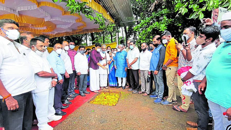 ಎಪಿಎಂಸಿಯ ಉದ್ದೇಶಿತ ಕಟ್ಟಡಕ್ಕೆ ಸಹಕಾರ ಸಚಿವ ಎಸ್.ಟಿ.ಸೋಮಶೇಖರ್ ಭೂಮಿಪೂಜೆ ನೆರವೇರಿಸಿದರು.