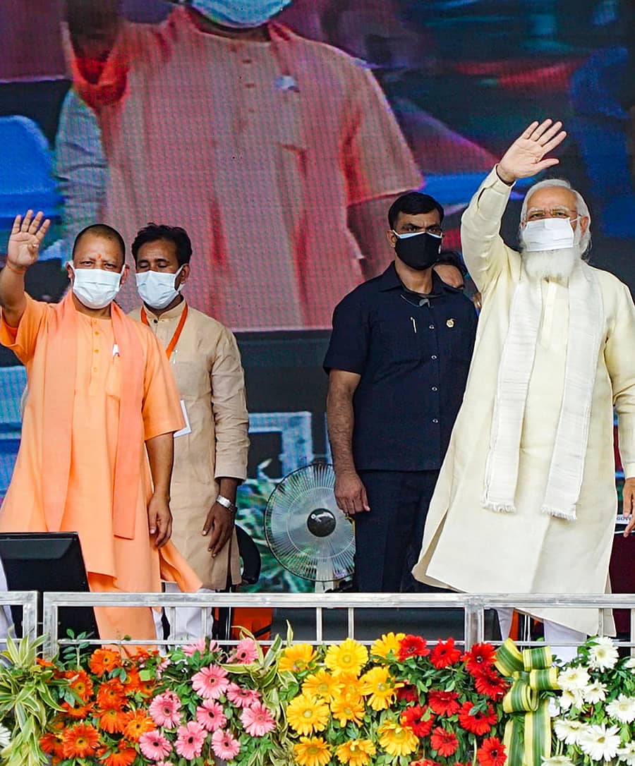 ಪ್ರಧಾನಿ ನರೇಂದ್ರ ಮೋದಿ ಅವರು ಗುರುವಾರ ವಾರಾಣಸಿಯ ಬಿಎಚ್ಯು ಮೈದಾನದಲ್ಲಿ ₹1.500 ಕೋಟಿ ಮೊತ್ತದ ವಿವಿಧ ಅಭಿವೃದ್ಧಿ ಕಾರ್ಯಕ್ರಮಗಳ ಉದ್ಘಾಟನೆ ಮತ್ತು ಹಲವು ಯೋಜನೆಗಳಿಗೆ ಶಂಕುಸ್ಥಾಪನೆ ನೆರವೇರಿಸಿದರು. ಉತ್ತರ ಪ್ರದೇಶ ಮುಖ್ಯಮಂತ್ರಿ ಯೋಗಿ ಆದಿತ್ಯನಾಥ್ ಹಾಜರಿದ್ದರು. ಪಿಟಿಐ ಚಿತ್ರ