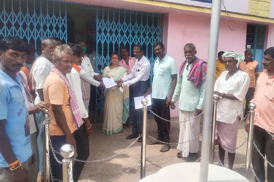 ತಲ್ಲೂರ ಗ್ರಾಮದ ಪರಿಶಿಷ್ಟ ಜಾತಿ, ಪರಿಶಿಷ್ಟ ಪಂಗಡ ಹಾಗೂ ಇತರ ಹಿಂದುಳಿದ ವರ್ಗಗಳ ನಾಗರಿಕರು ರುದ್ರಭೂಮಿ ಅಭಿವೃದ್ಧಿಪಡಿಸುವಂತೆ ಆಗ್ರಹಿಸಿ ಪಿಡಿಒ ಬಿ.ಬಿ. ಅಮ್ಮಿನಬಾವಿ ಅವರಿಗೆ ಮನವಿ ಸಲ್ಲಿಸಿದರು