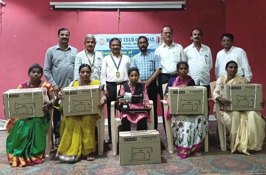 ಬೀದರ್ನ ಐ.ಎಂ.ಎ ಹಾಲ್ನಲ್ಲಿ ರೋಟರಿ ಕ್ಲಬ್ ಬೀದರ್ ವತಿಯಿಂದ ಬಡ ಮಹಿಳೆಯರಿಗೆ ಹೊಲಿಗೆ ಯಂತ್ರ ಉಚಿತವಾಗಿ ವಿತರಿಸಲಾಯಿತು