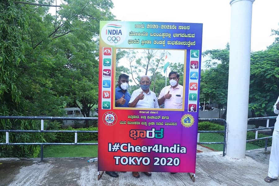 ವಿಜಯಪುರದಲ್ಲಿ ಗುರುವಾರ ಸಂಸದ ರಮೇಶ ಜಿಗಜಿಣಗಿ, ಜಿಲ್ಲಾಧಿಕಾರಿ ಪಿ. ಸುನೀಲ್ಕುಮಾರ್, ಜಿ.ಪಂ.ಸಿಇಒಗೋವಿಂದರೆಡ್ಡಿ ಅವರು ಟೋಕಿಯೊ ಒಲಂಪಿಕ್ಸ್ನಲ್ಲಿ ಭಾಗವಹಿಸುತ್ತಿರುವ ಭಾರತೀಯ ಕ್ರೀಡಾಪಟುಗಳಿಗೆ ಶುಭ ಕೋರಿದರು