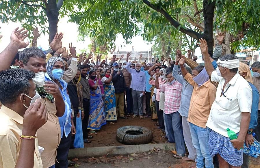 ಬೇಡಿಕೆಗಳನ್ನು ಈಡೇರಿಸುವಂತೆ ಆಗ್ರಹಿಸಿ ಗ್ರಾಮ ಪಂಚಾಯಿತಿ ನೌಕರರು ಪ್ರತಿಭಟನೆ ನಡೆಸಿದರು