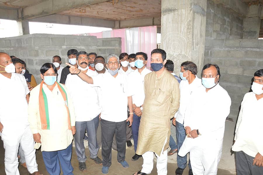 ಬಿಜೆಪಿ ರಾಜ್ಯ ಘಟಕದ ಅಧ್ಯಕ್ಷ ನಳೀನಕುಮಾರ ಕಟೀಲ್ ಗುರುವಾರ ಬೀದರ್ನ ನೌಬಾದ್ನಲ್ಲಿ ನೂತನವಾಗಿ ನಿರ್ಮಿಸುತ್ತಿರುವ ಬಿಜೆಪಿ ಜಿಲ್ಲಾ ಘಟಕದ ಕಟ್ಟಡ ಕಾಮಗಾರಿ ವೀಕ್ಷಿಸಿದರು