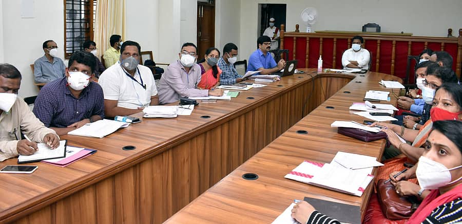 ಕಾರವಾರದಲ್ಲಿ ನಡೆದ ಸಭೆಯಲ್ಲಿ ಜಿಲ್ಲಾಧಿಕಾರಿ ಮುಲ್ಲೈ ಮುಗಿಲನ್ ಮಾತನಾಡಿದರು. ಇಲಾಖೆಗಳ ಅಧಿಕಾರಿಗಳು ಹಾಜರಿದ್ದರು