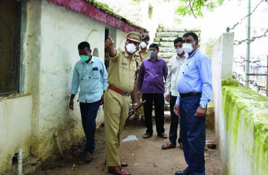 ರಾಯಚೂರು ಜಿಲ್ಲಾ ಕೇಂದ್ರ ಕಾರಾಗೃಹಕ್ಕೆ ಬಂಧಿಖಾನೆ ವಿಭಾಗದ ಬೆಳಗಾವಿ ಉತ್ತರ ವಲಯದ ಡಿಐಜಿ ಸೋಮಶೇಖರ ಅವರು ಗುರುವಾರ ಭೇಟಿನೀಡಿ ಪರಿಶೀಲಿಸಿದರು