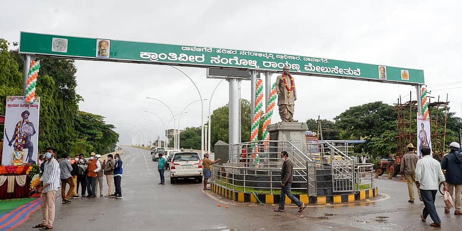 ದಾವಣಗೆರೆ ಬಿಎಸ್‌ಎನ್‌ಎಲ್‌ ಕಚೇರಿ ಎದುರು ಇರುವ ಮೇಲ್ಸೇತುವೆಗೆ ಕ್ರಾಂತಿವೀರ ಸಂಗೊಳ್ಳಿ ರಾಯಣ್ಣ ಹೆಸರಿನ ದ್ವಾರ ಹಾಗೂ ಅದರ ಕೆಳಗೆ ದೇವರಾಜ ಅರಸು ಪ್ರತಿಮೆಪ್ರಜಾವಾಣಿ ಚಿತ್ರ/ ಸತೀಶ ಬಡಿಗೇರ್