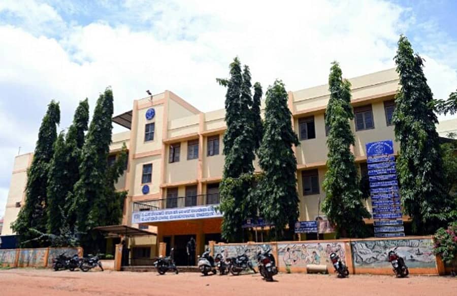 ರಾಮದುರ್ಗದ ಸಿ.ಎಸ್. ಬೆಂಬಳಗಿ ಕಲಾ, ಶಾ.ಎಂ.ಆರ್. ಪಾಲರೇಶಾ ವಿಜ್ಞಾನ ಮತ್ತು ಜಿ.ಎಲ್.ರಾಠಿ ವಾಣಿಜ್ಯ ಕಾಲೇಜಿನ ನೋಟ