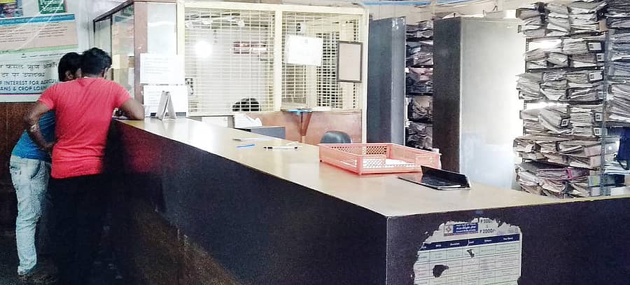 ನರೇಗಲ್ ಪಟ್ಟಣದ ಸೆಂಟ್ರಲ್ ಬ್ಯಾಂಕ್ ಆಫ್ ಇಂಡಿಯಾ ಶಾಖೆಯಲ್ಲಿ ಸಿಬ್ಬಂದಿ ಕೊರತೆಯಿಂದ ಖಾಲಿಯಾಗಿ ಕಾಣುತ್ತಿರುವ ಕೌಂಟರ್‌ಗಳು