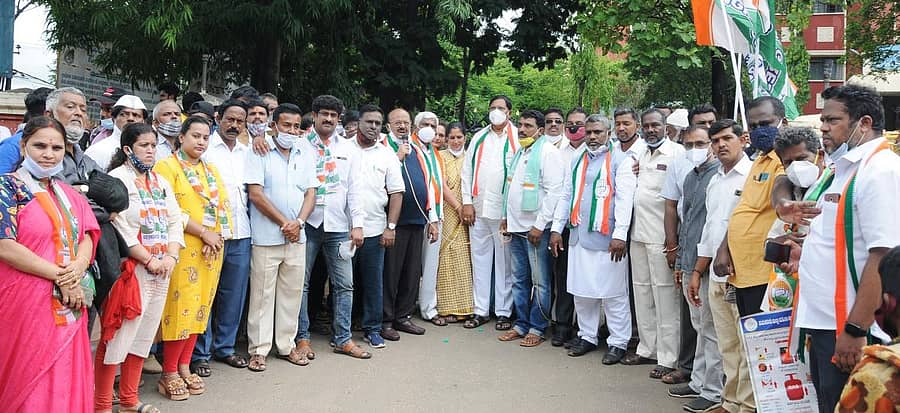 ತುಮಕೂರಿನಲ್ಲಿ ಕಾಂಗ್ರೆಸ್ ಕಾರ್ಯಕರ್ತರು ಗುರುವಾರ ಪ್ರತಿಭಟನೆ ನಡೆಸಿದರು