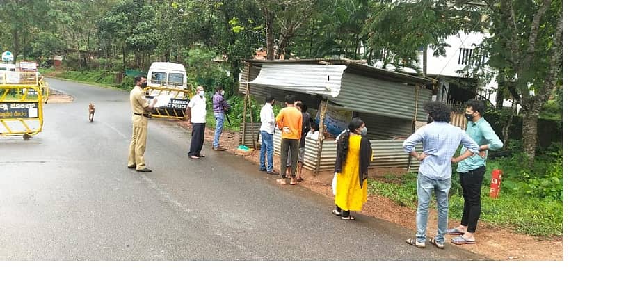 ಪುತ್ತೂರು ತಾಲ್ಲೂಕಿನ ನೆಟ್ಟಣಿಗೆ ಮುಡ್ನೂರು ಗ್ರಾಮದ ಮೇನಾಲದಲ್ಲಿ ವಾಹನ ತಪಾಸಣೆ ನಡೆಸುತ್ತಿರುವ ಅಧಿಕಾರಿಗಳು.