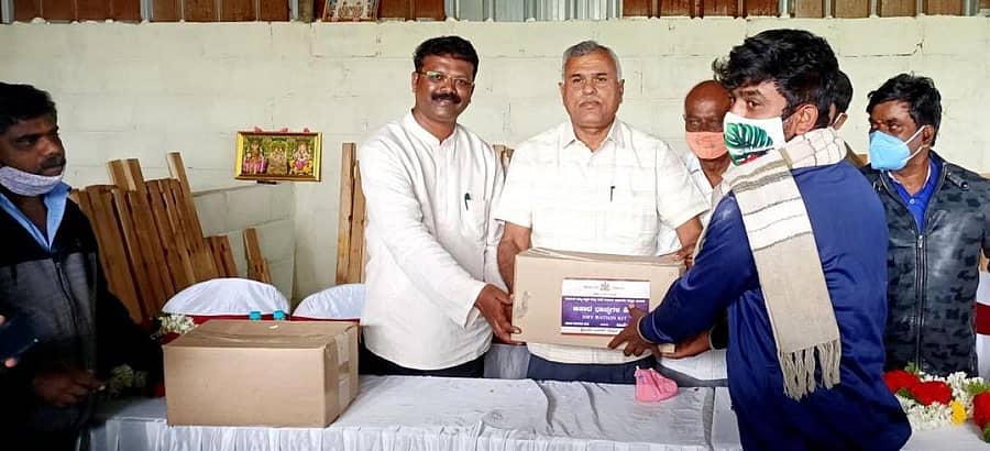 ಕಾರ್ಮಿಕರಿಗೆ ಶಾಸಕ ಕೆ.ವೈ. ನಂಜೇಗೌಡ ಕಿಟ್ ವಿತರಿಸಿದರು. ಪುರಸಭೆ ಅಧ್ಯಕ್ಷ ಮುರಳೀಧರ್, ಮಾಜಿ ಉಪಾಧ್ಯಕ್ಷ ವೆಂಕಟಸ್ವಾಮಿ, ಬ್ಲಾಕ್ ಕಾಂಗ್ರೆಸ್ ಕಾರ್ಯದರ್ಶಿ ನದೀಮ್, ಕಾರ್ಮಿಕ ಇಲಾಖೆಯ ಮಂಜುನಾಥ್ ಹಾಜರಿದ್ದರು