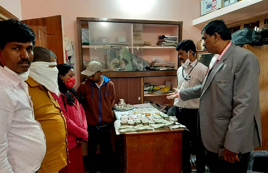 ಬಸವಕಲ್ಯಾಣದ ಜೆಇ ಸುರೇಶ ಮೋರೆ ಅವರ ಮನೆಯಲ್ಲಿ ದೊರೆತ ಹಣ, ಬಂಗಾರವನ್ನು ಎಸಿಬಿ ಅಧಿಕಾರಿಗಳು ಪ್ರದರ್ಶಿಸಿದರು