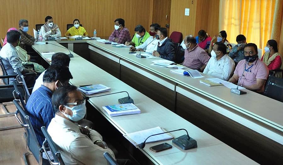 ಮಂಡ್ಯ ನಗರದ ಜಿಪಂ ಕಚೇರಿ ಸಭಾಂಗಣದಲ್ಲಿ ಗುರುವಾರ ಜಿಲ್ಲಾ ಉಸ್ತುವಾರಿ ಕಾರ್ಯದರ್ಶಿ, ಜಿಲ್ಲಾ ಪಂಚಾಯಿತಿ ಆಡಳಿತಾಧಿಕಾರಿ ಡಾ.ವಿ. ರಾಮ್ ಪ್ರಸಾತ್ ಮನೋಹರ್ ಅವರು ವಿವಿಧ ಇಲಾಖೆಗಳ ಪ್ರಗತಿ ಕುರಿತು ಜಿಲ್ಲಾ ಮಟ್ಟದ ಅಧಿಕಾರಿಗಳೊಂದಿಗೆ ಸಭೆ ನಡೆಸಿದರು.