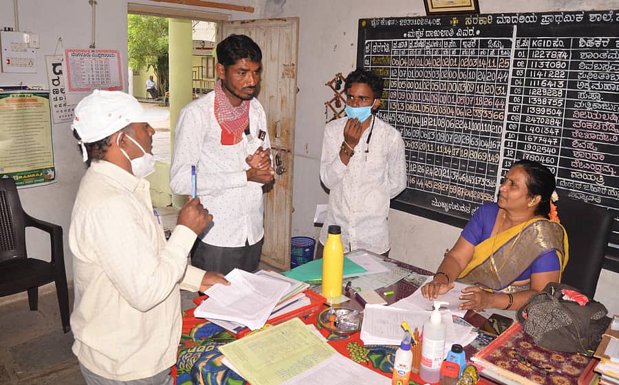 ಯಾದಗಿರಿಯ ಸ್ಟೇಷನ್ ಬಜಾರ್ ಶಾಲೆಯಲ್ಲಿ ಮಕ್ಕಳ ಪ್ರವೇಶಾತಿಗೆ ಬಂದಿದ್ದ ಪೋಷಕರು