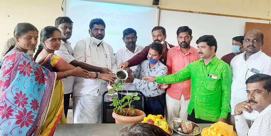 ಕನಕಗಿರಿಯ ಆದರ್ಶ ವಿದ್ಯಾಲಯದಲ್ಲಿ ಶುಕ್ರವಾರ ನಡೆದ ಎಸ್ಸೆಸ್ಸೆಲ್ಸಿ ವಿದ್ಯಾರ್ಥಿಗಳ ಬೀಳ್ಕೊಡುಗೆ ಕಾರ್ಯಕ್ರಮವನ್ನು ಶಾಸಕ ಬಸವರಾಜ ದಢೇಸೂಗುರು ಉದ್ಘಾಟಿಸಿದರು