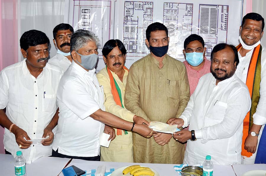 ಬೀದರ್ ನಗರಾಭಿವೃದ್ಧಿ ಪ್ರಾಧಿಕಾರದ ಅಧ್ಯಕ್ಷ ಬಾಬುವಾಲಿ ಅವರು ಬೀದರ್ನಲ್ಲಿ ಬಿಜೆಪಿ ರಾಜ್ಯ ಘಟಕದ ಅಧ್ಯಕ್ಷ ನಳೀನಕುಮಾರ ಕಟೀಲ್ ಅವರಿಗೆ ಪಕ್ಷದ ಘಟಕದ ಕಟ್ಟಡ ಕಾಮಗಾರಿಗೆ ₹ 1 ಲಕ್ಷ ದೇಣಿಗೆಯ ಚೆಕ್ ನೀಡಿದರು. ಈಶ್ವರಸಿಂಗ್ ಠಾಕೂರ್, ರಘುನಾಥ ಮಲ್ಕಾಪುರೆ, ಶಿವಾನಂದ ಮಂಠಾಳಕರ್ , ಡಿ.ಕೆ. ಸಿದ್ರಾಮ ಇದ್ದಾರೆ