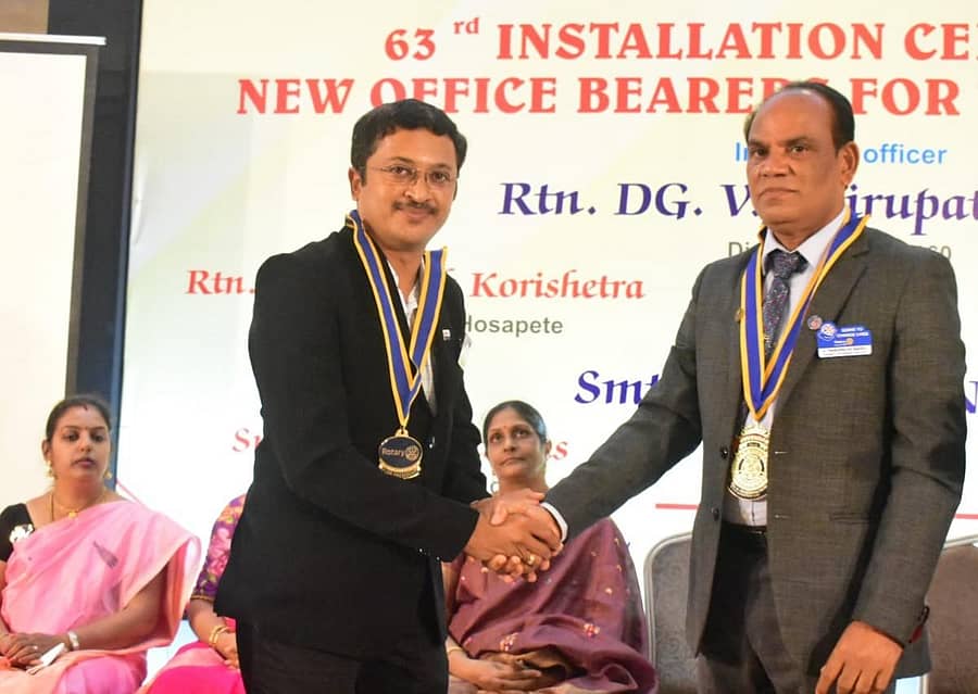 ಹೊಸಪೇಟೆಯಲ್ಲಿ ಗುರುವಾರ ರಾತ್ರಿ ನಡೆದ ಸಮಾರಂಭದಲ್ಲಿ ರೋಟರಿ ಜಿಲ್ಲಾ ಗವರ್ನರ್‌ ವಿ. ತಿರುಪತಿ ನಾಯ್ಡು ಅವರ ಸಮ್ಮುಖದಲ್ಲಿ ರೋಟರಿ ಕ್ಲಬ್‌ ನೂತನ ಅಧ್ಯಕ್ಷರಾಗಿ ರಾಜೇಶ್‌ ಕೋರಿಶೆಟ್ಟರ ಅಧಿಕಾರ ಸ್ವೀಕರಿಸಿದರು