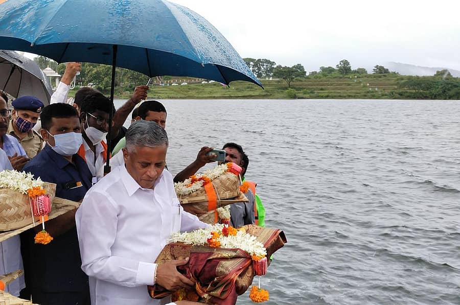 ಕೊಡಗು ಜಿಲ್ಲೆಯ ಹಾರಂಗಿ ಜಲಾಶಯಕ್ಕೆ ಜಿಲ್ಲಾ ಉಸ್ತುವಾರಿ ಸಚಿವ ವಿ.ಸೋಮಣ್ಣ ಅವರು ಶುಕ್ರವಾರ ಬಾಗಿನ ಅರ್ಪಿಸಿದರು