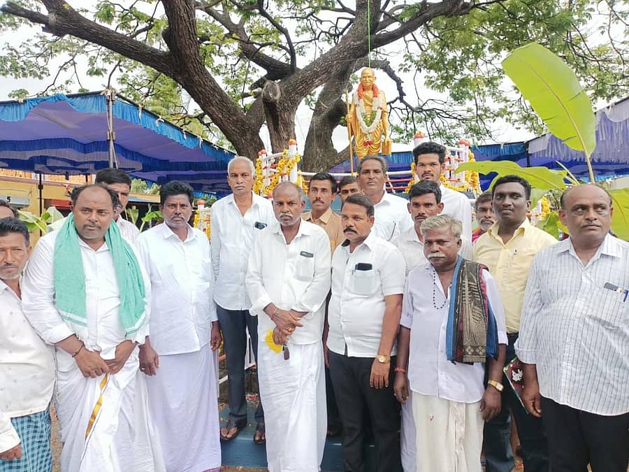 ಮುನಿರಾಬಾದ್ ಸಮೀಪ ಬಸಾಪುರ ಗ್ರಾಮದ ಮುಖ್ಯವೃತ್ತದಲ್ಲಿ ಹೊಸ ಕಂಚಿನ ಗಾಂಧಿ ಪ್ರತಿಮೆಯನ್ನು ಈಚೆಗೆ ಅನಾವರಣಗೊಳಿಸಲಾಯಿತು