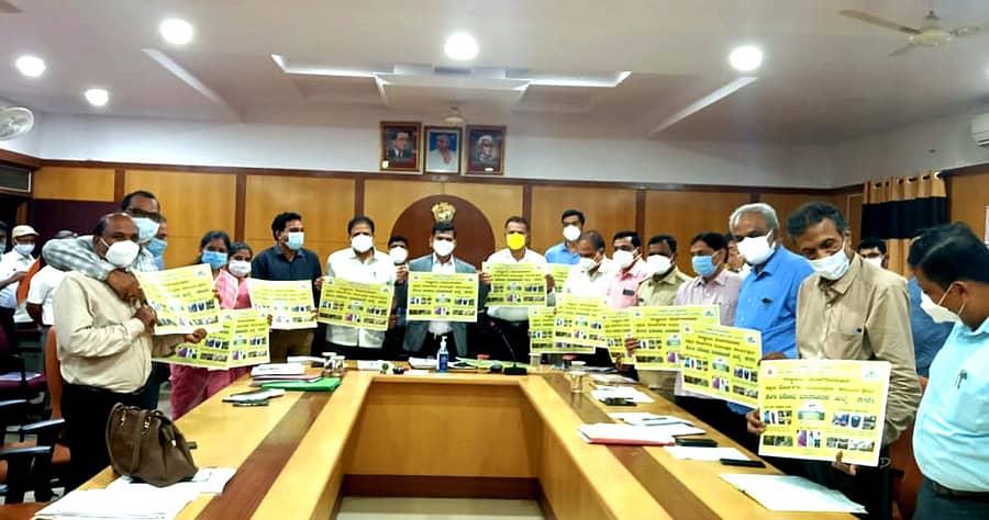 ಡೆಂಗಿ ವಿರೋಧಿ ಮಾಸಾಚರಣೆ ಅಂಗವಾಗಿ ದಾವಣಗೆರೆಯ ಜಿಲ್ಲಾಧಿಕಾರಿ ಕಚೇರಿಯಲ್ಲಿ ಜಿಲ್ಲಾಧಿಕಾರಿ ಮಹಾಂತೇಶ ಬೀಳಗಿ ಭಿತ್ತಿ ಪತ್ರಗಳನ್ನು ಬಿಡುಗಡೆ ಮಾಡಿದರು. ಡಿಎಚ್ಒ ಡಾ.ನಾಗರಾಜ್, ಹೆಚ್ಚುವರಿ ಜಿಲ್ಲಾಧಿಕಾರಿ ಪೂಜಾರ್ ವೀರಮಲ್ಲಪ್ಪ, ಆರ್ಸಿಎಚ್ ಅಧಿಕಾರಿ ಡಾ.ಮೀನಾಕ್ಷಿ ಇದ್ದರು.